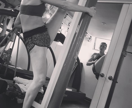 Ellie Goulding shows off her flexibility