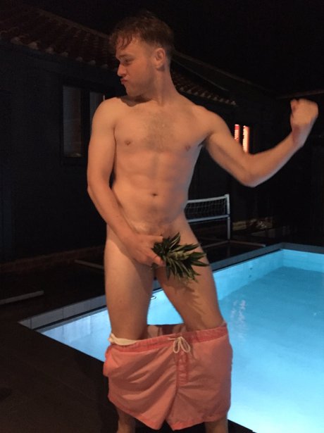 Olly Murs poses naked on Twitter