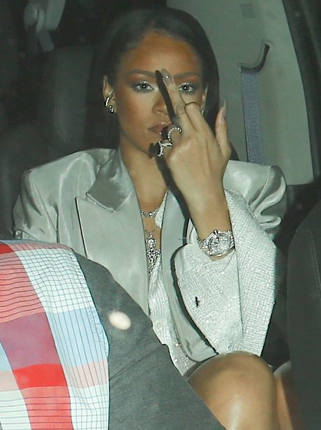 Rihanna swears at the paps