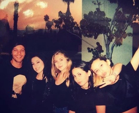 Louis Tomlinson hangs out with the girl group that