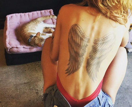 Bella Thorne shows off back tattoo