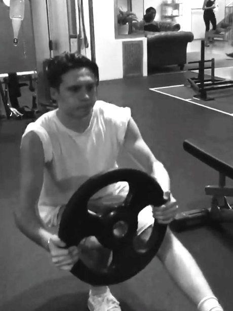Brooklyn Beckham lifts weights in the gym