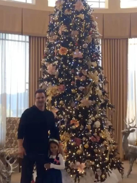 Britney Spears' family infront of the Christmas tr