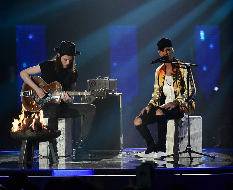 Best Live Photos 2016 James Bay and Justin Bieber