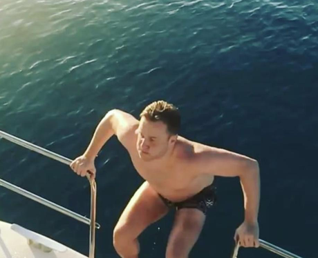 Olly Murs 'dabs' his way to tour