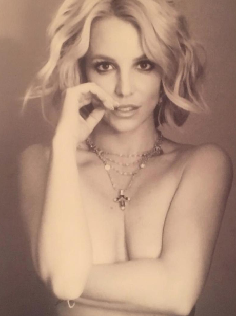 Britney Spears poses naked on Instagram