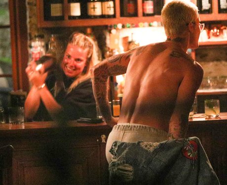 Justin Bieber strips off in the middle of a bar fo
