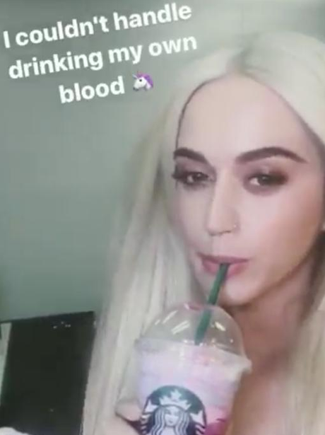 Katy Perry drinks the famous unicorn Starbucks fra