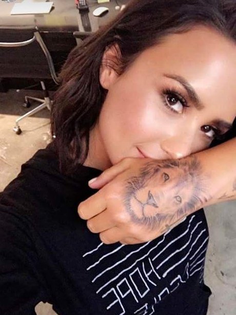 Demi Lovato got a new tattoo of a lion on her hand