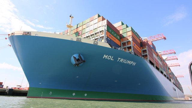 MOL Triumph huge container ship