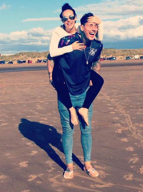 Stephanie Davis hangs out at the beach with Jeremy