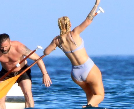Iggy Azalea falling off the paddleboard