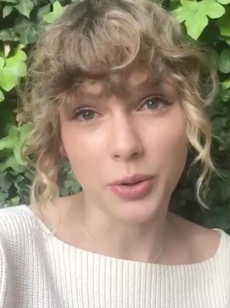 Taylor Swift debuts new curlier hair