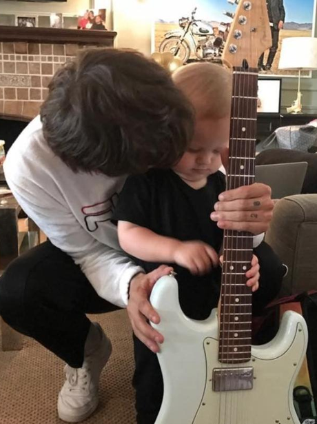 Louis Tomlinson gives Freddie his first guitar les