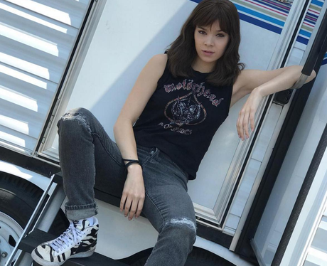 Hailee Steinfeld debuts bangs on set of new music