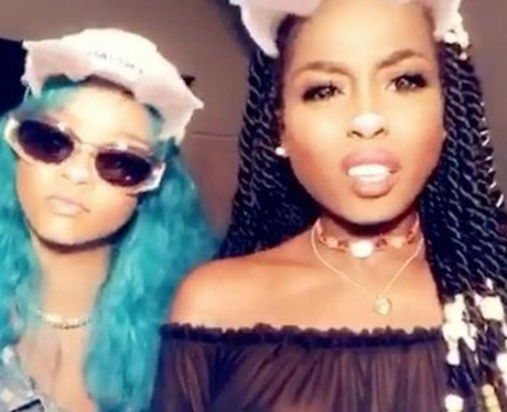 Rihanna dyes her hair blue