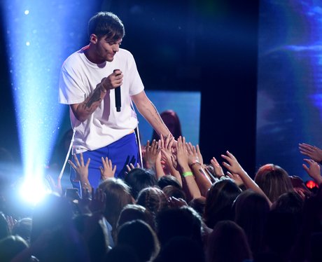 Louis Tomlinson performs at Teenage Choice Awards