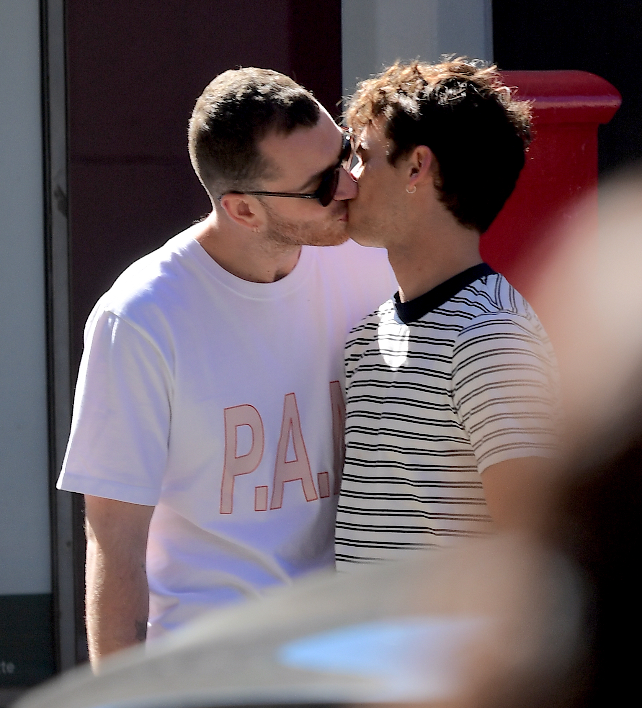 Sam Smith’s Been Snapped Kissing Justin From ’13 Reasons Why’ & We