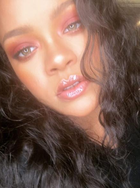 Rihanna selfie