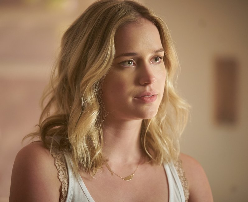 Elizabeth Lail as Beck in Netflix's You