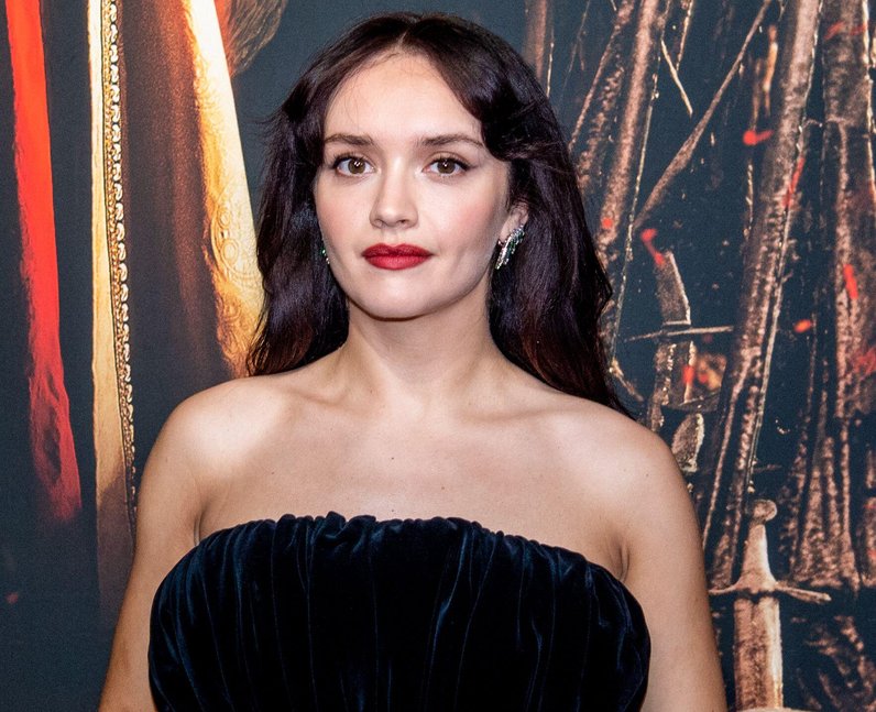 How tall is Olivia Cooke?